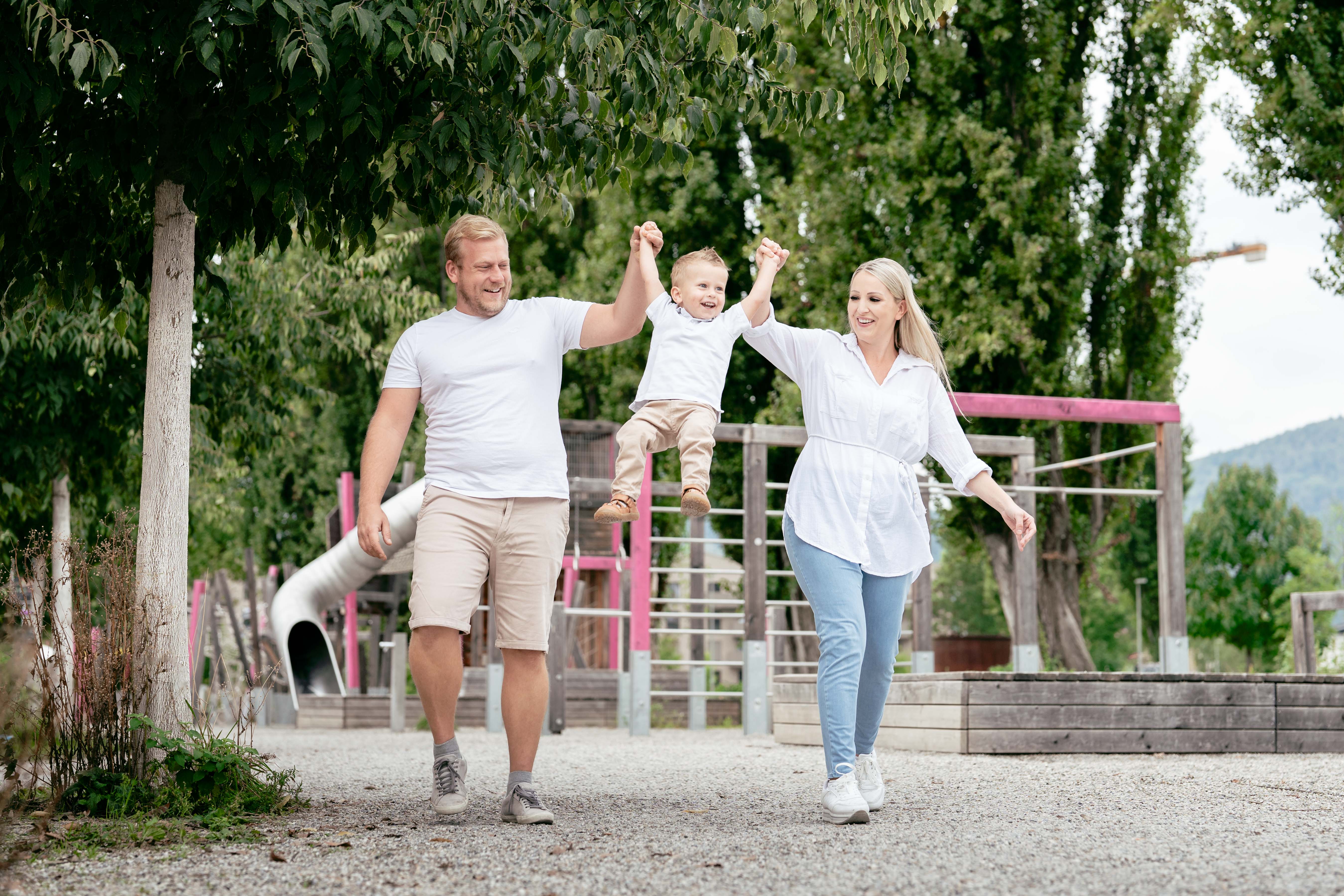 STSW Familie - Am Spielplatz @ Fabian Hasler Eine Familie spielt vor den Reininghausgründen in Graz