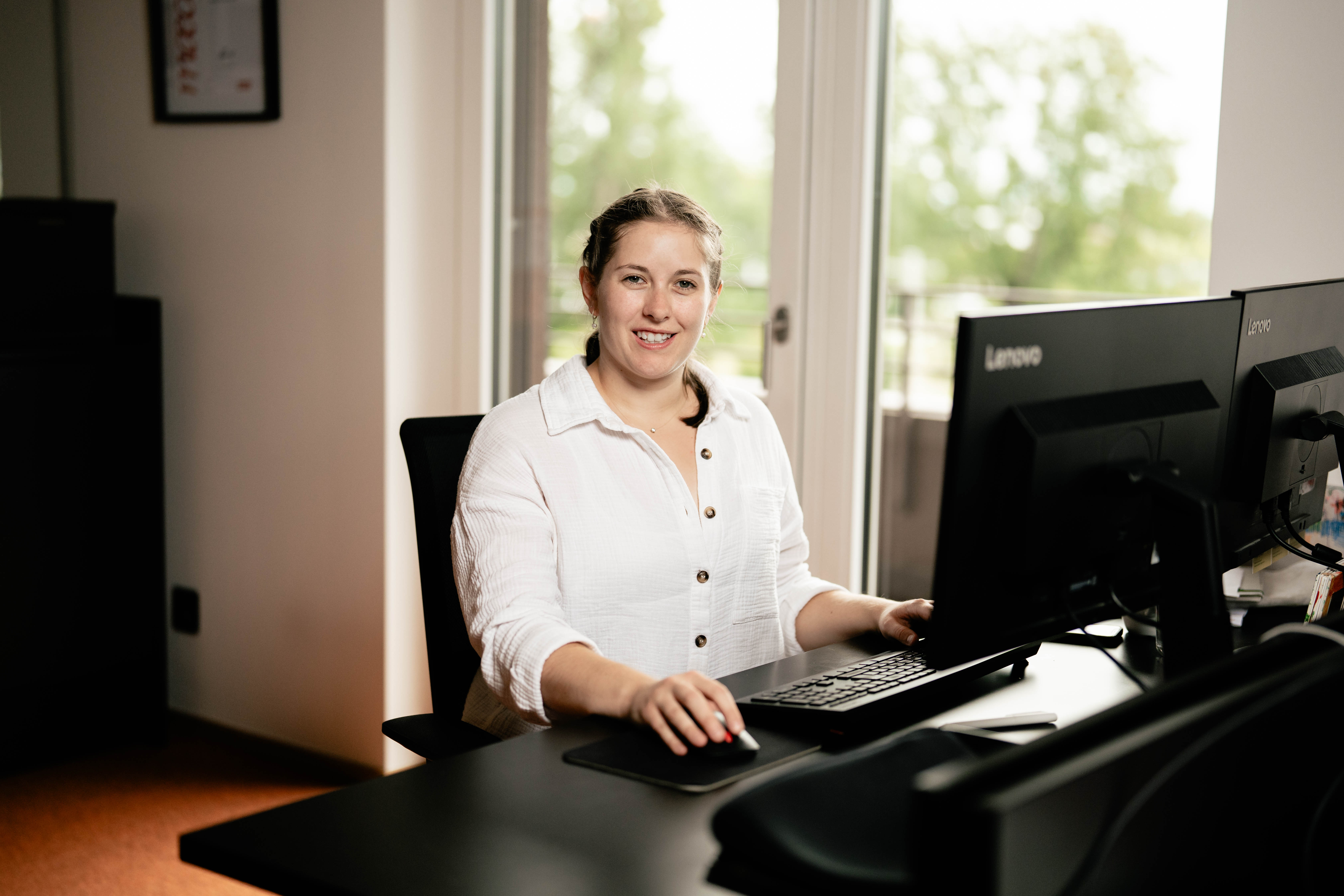 STSW Kontaktperson an Schreibtisch