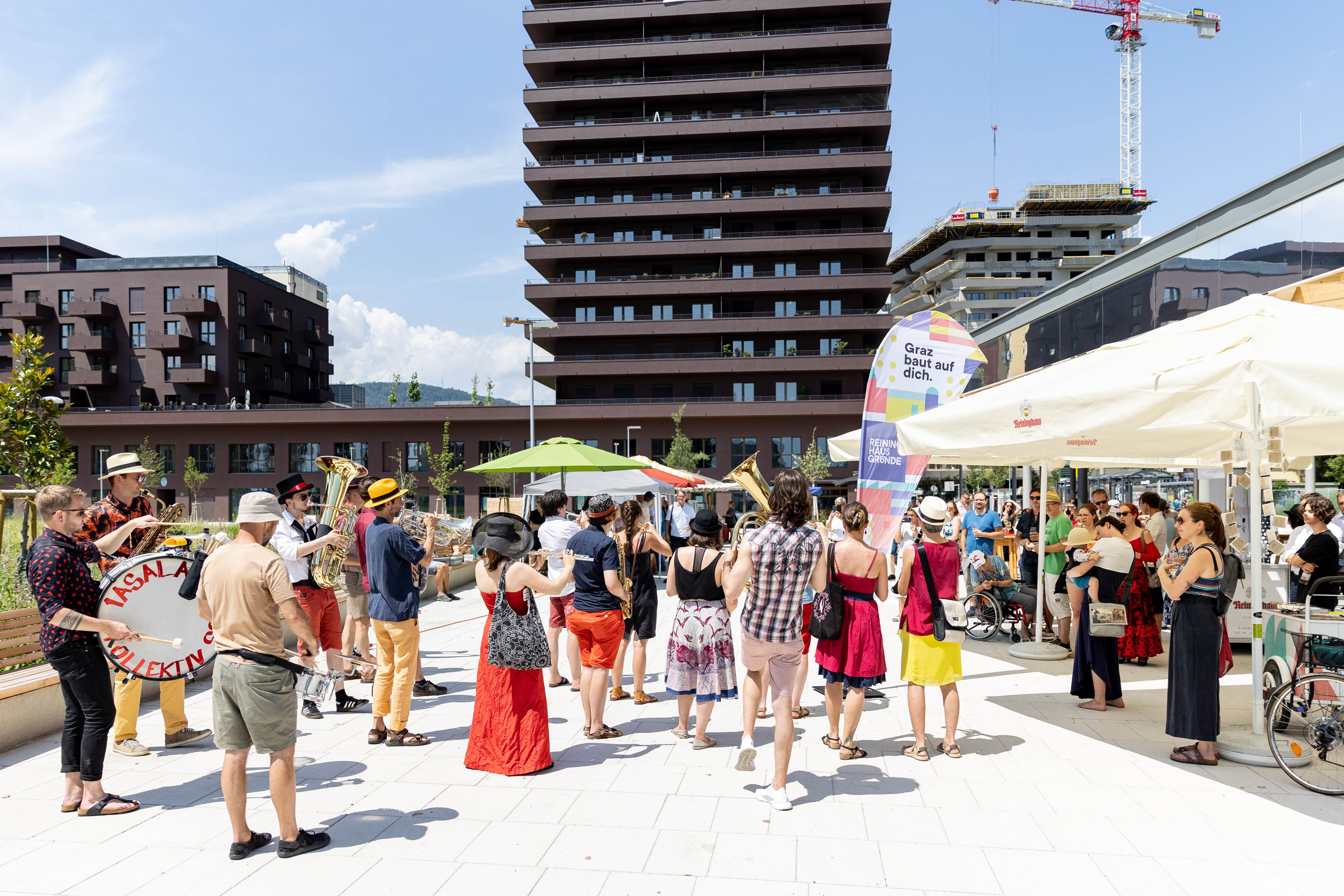 Parkeröffnung Reininhaus (c) Verein Stadtteil Reininghaus, Foto Nikola Milatovic @ Verein Stadtteil Reininghaus, Foto Nikola Milatovic Menschen feiern die Parkeröffnung in Reininghaus