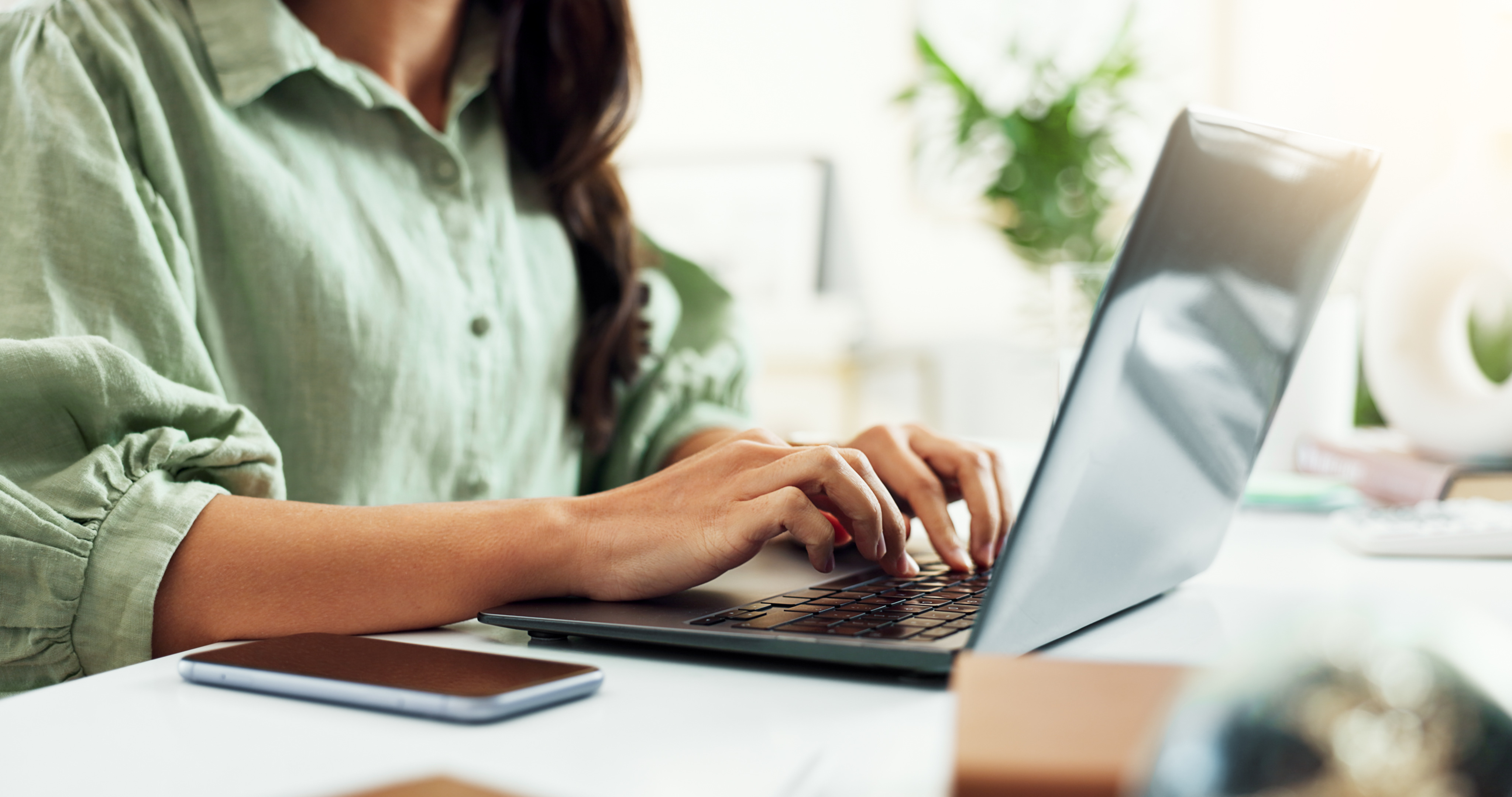 STSW Ansprechpartner @ HockleyM3peopleimages.com_AdobeStock_999374877 Frauenhände auf einer Tastatur