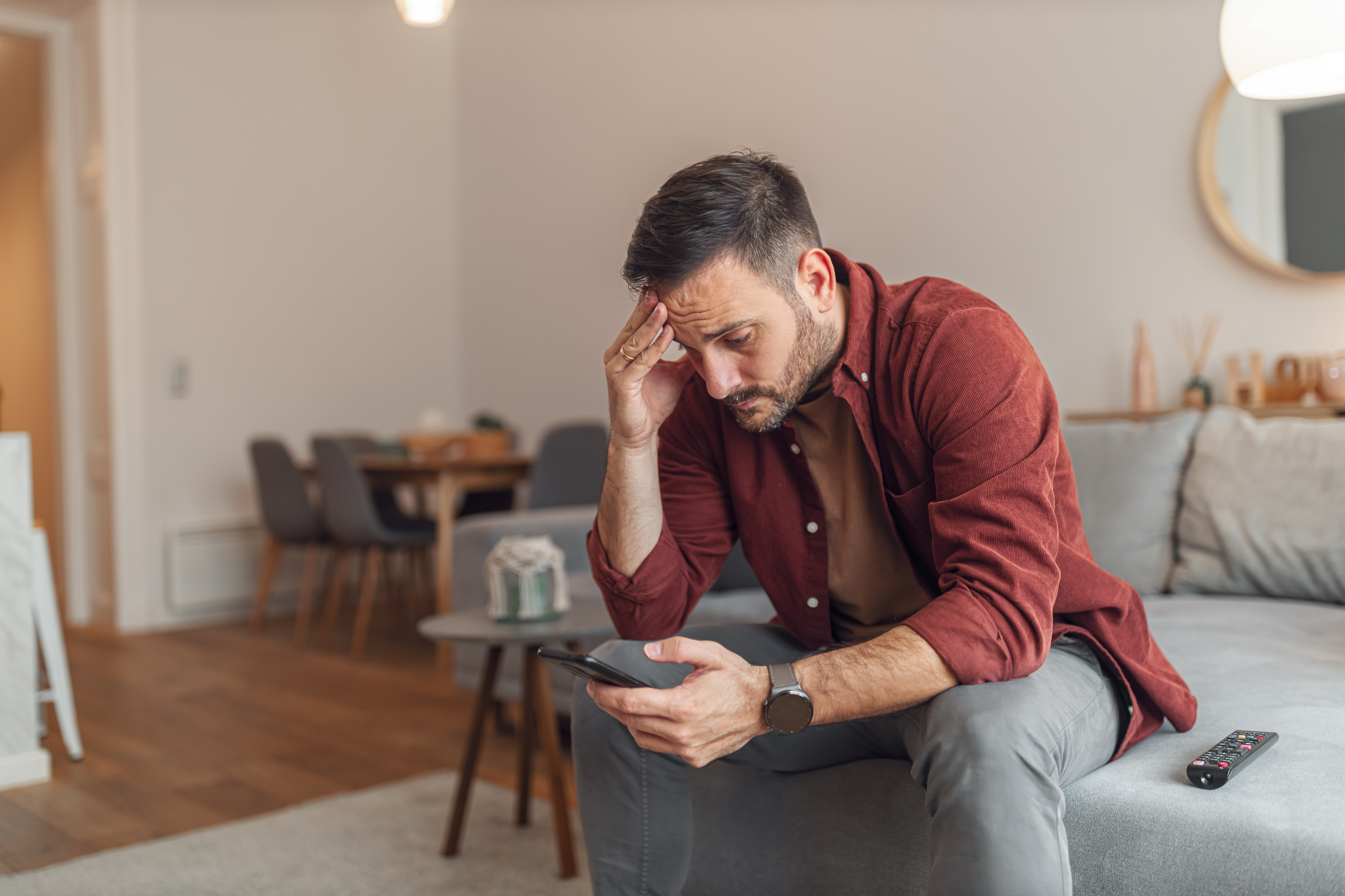 STSW Notfall @ Jelena_AdobeStock_767130002 Mann schaut besorgt auf sein Smartphone