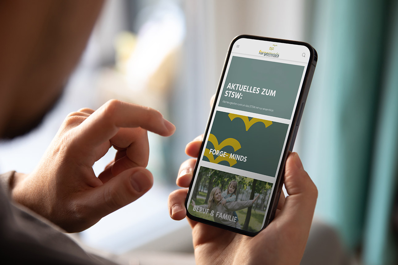 STSW Benefits Forgeminds @ guteksk7_AdobeStock_462046756 Person hält ein Handy mit Forgeminds hoch
